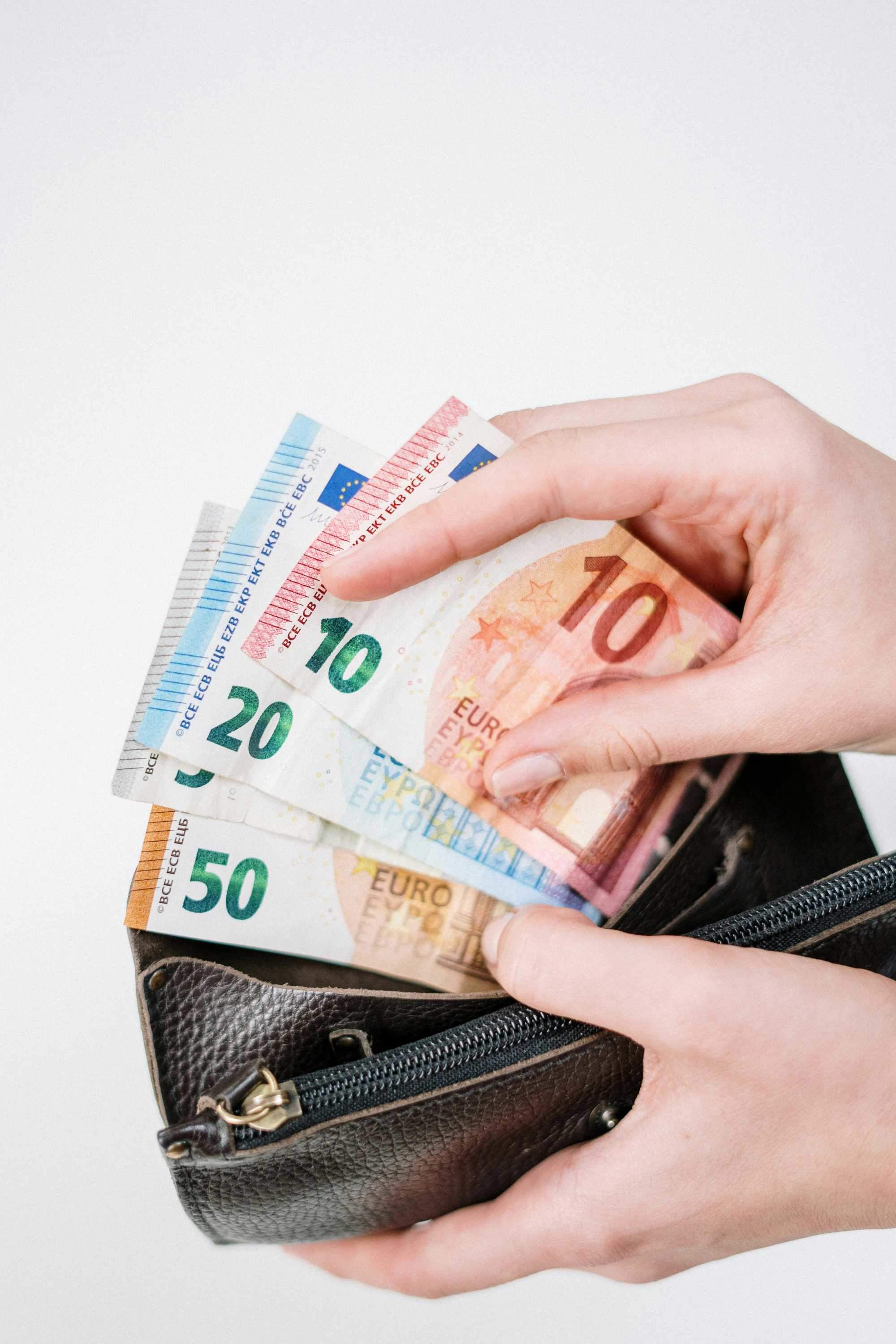 详解财经基金领域中的'B'：债券基金与股票基金的比较